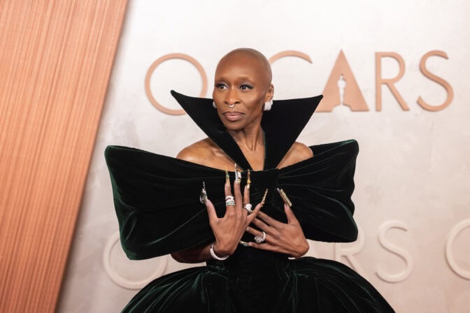 Cynthia Erivo skrattar bort kritiken.