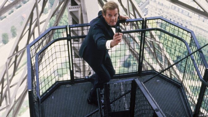 Roger Moore önskar kanske att han hade tagit hissen...