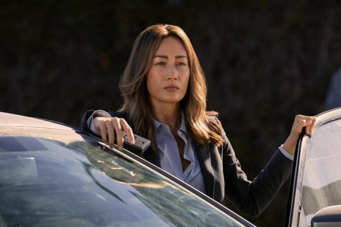 Maggie Q är kommissarie Renée Ballard.